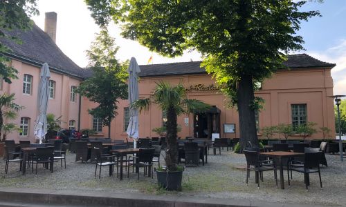 Terrasse d'été et brasserie en plein air (Biergarten) à Rastatt, Park Restaurant.