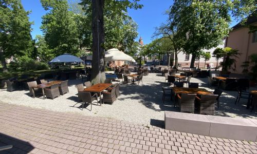 Terrasse d'été et brasserie en plein air (Biergarten) à Rastatt, Park Restaurant.