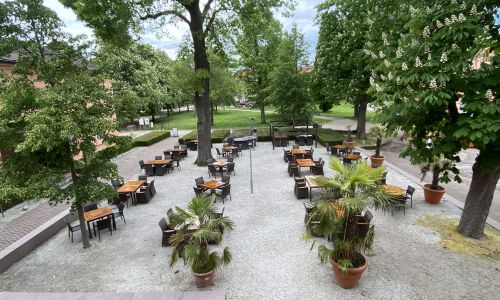 Terrasse d'été et brasserie en plein air (Biergarten) à Rastatt, Park Restaurant.