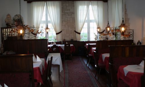 Intérieur du Park Restaurant Rastatt, atmosphère chaleureuse.